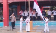 Bhabinkamtibmas Pulau Untung Jawa Jadi Pembina Upacara di SDN 01 PG, Tanamkan Nilai-Nilai Kebangsaan Sejak Dini