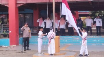 Bhabinkamtibmas Pulau Untung Jawa Jadi Pembina Upacara di SDN 01 PG, Tanamkan Nilai-Nilai Kebangsaan Sejak Dini