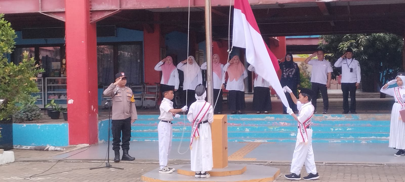 Bhabinkamtibmas Pulau Untung Jawa Jadi Pembina Upacara di SDN 01 PG, Tanamkan Nilai-Nilai Kebangsaan Sejak Dini