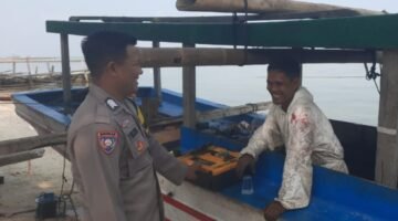 Bhabinkamtibmas Pulau Lancang Sambangi Nelayan, Ajak Kerja Sama Tingkatkan Keamanan Laut
