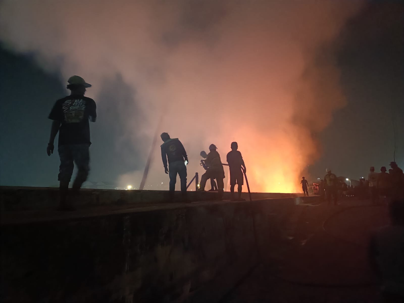 Bangunan Liar di Atas Perairan Laut Kalibaru Dilalap Si Jago Merah, Beruntung Tak Ada Korban - Teropong Rakyat