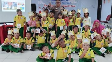 Polisi Sahabat Anak: Bhabinkamtibmas Pulau Untung Jawa Sosialisasi Bahaya Bullying kepada Siswa Baru SDN 01 PG