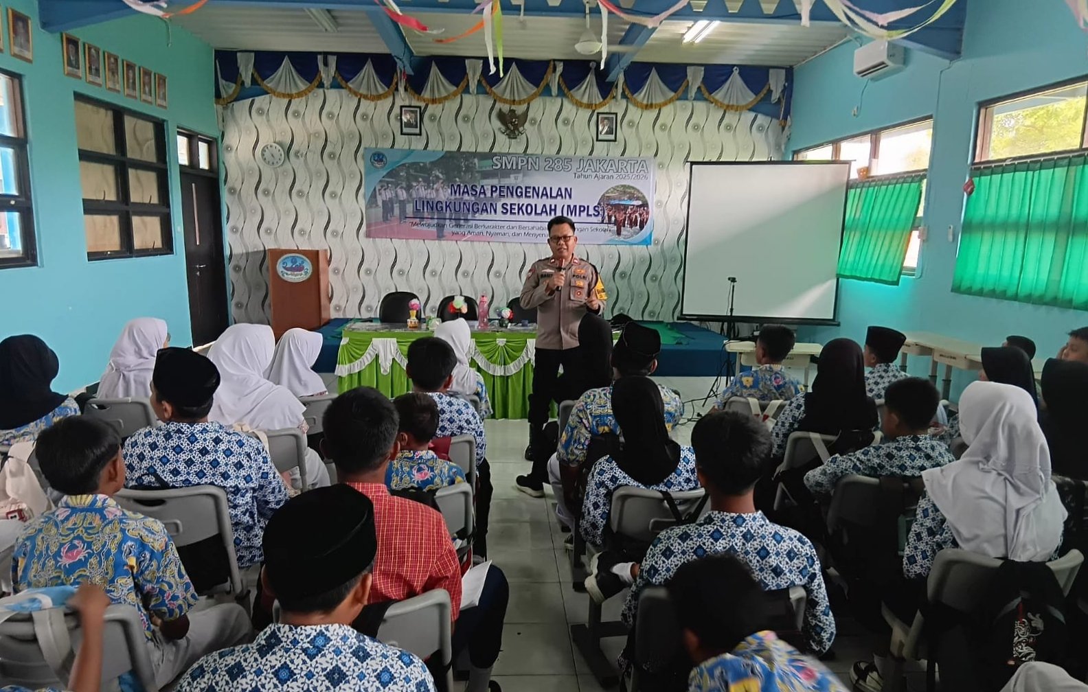 Bhabinkamtibmas Pulau Untung Jawa Sosialisasikan Bahaya Bullying dan NAPZA kepada Siswa Baru SMPN 285
