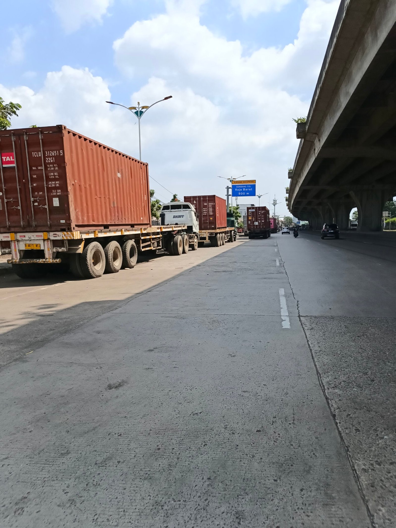Parkir Truk Kontainer Kuasai Bahu Jalan di Cilincing, Pengendara dan Pejalan Kaki Terancam, Penegak Hukum Bungkam! - Teropong Rakyat