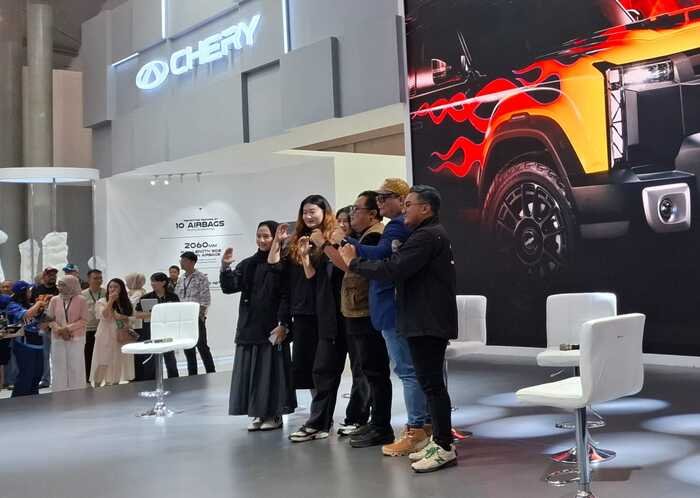 Portal Berita Indonesia dan Dunia Terkini Hari Ini, Update Harian Terbaru, Terlengkap, Tajam, Aktual dan Berimbang. Chery Tampilkan J6 Versi Modifikasi di GIIAS 2025, Satu Unitnya akan di Giveaway! - Teropong Rakyat