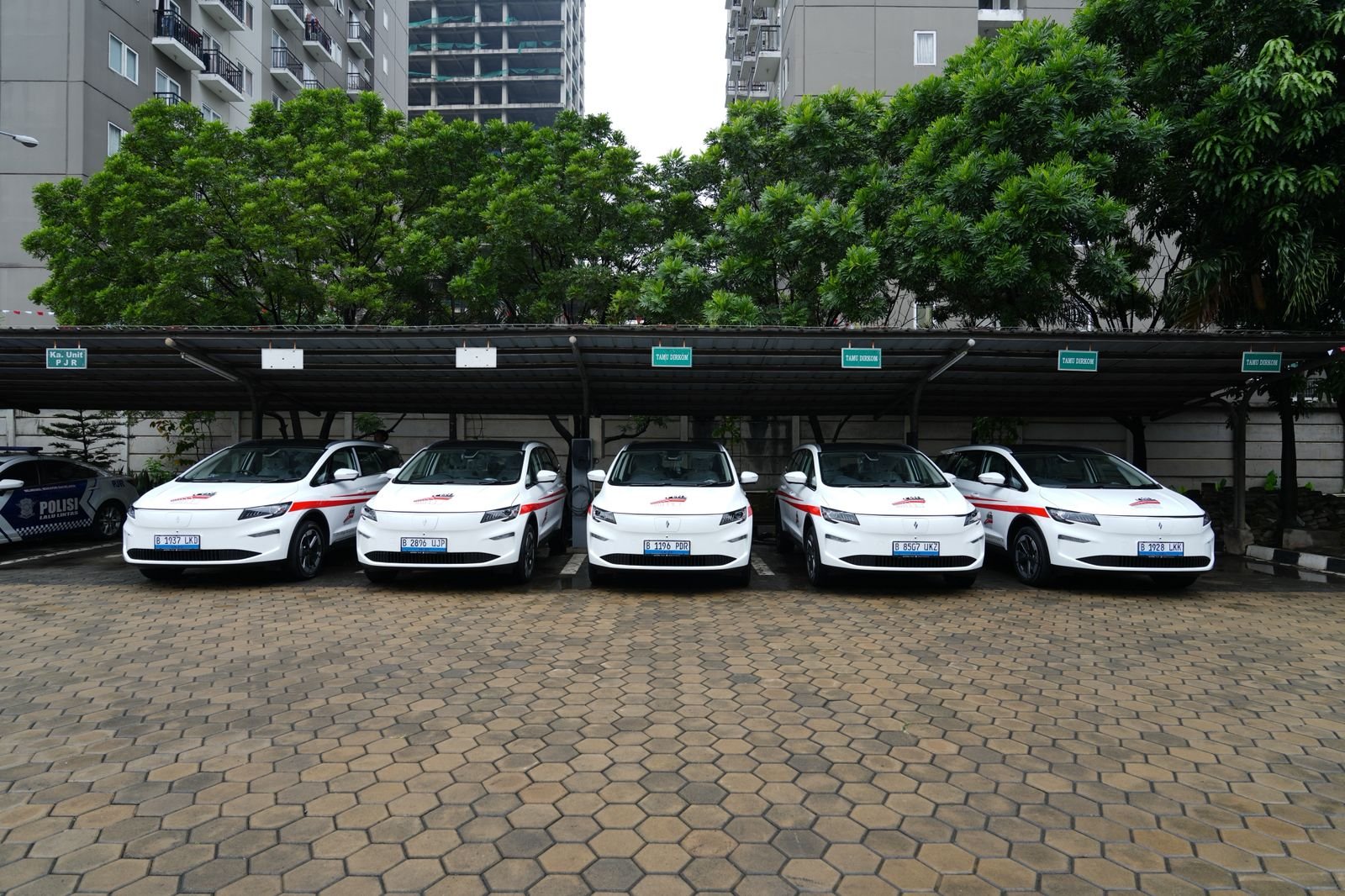 Aletra Resmi Serah Terima Unit CKD Perdana L8 EV kepada Jusuf Hamka
