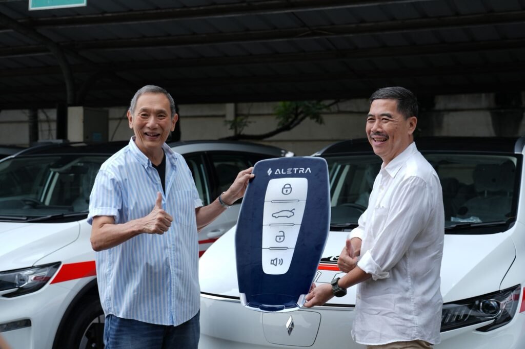 Portal Berita Indonesia dan Dunia Terkini Hari Ini, Update Harian Terbaru, Terlengkap, Tajam, Aktual dan Berimbang. Aletra Resmi Serah Terima Unit CKD Perdana L8 EV kepada Jusuf Hamka - Teropong Rakyat