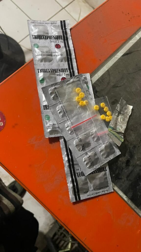 Portal Berita Indonesia dan Dunia Terkini Hari Ini, Update Harian Terbaru, Terlengkap, Tajam, Aktual dan Berimbang. Gawat! Oknum Brimob Aktif Jadi Pengendali Toko Obat Keras di Wilayah Kabupaten Bekasi - Teropong Rakyat