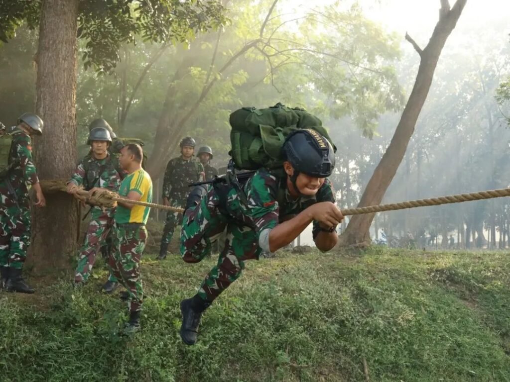 Portal Berita Indonesia dan Dunia Terkini Hari Ini, Update Harian Terbaru, Terlengkap, Tajam, Aktual dan Berimbang. Ksatria Mayangkara Gelar Uji Ketangkasan Jasmani Militer - Teropong Rakyat