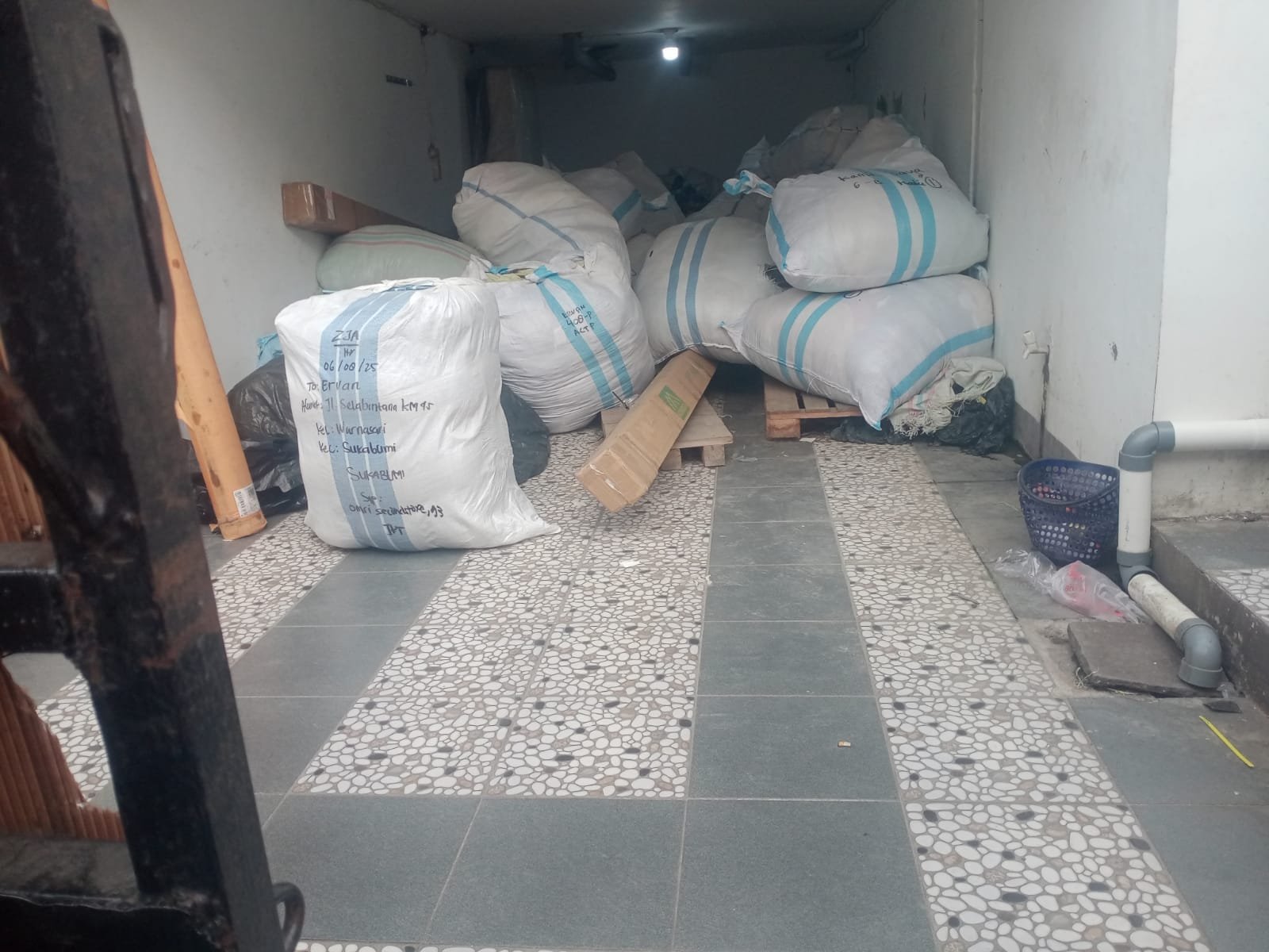 Aktivis Soroti Gudang Thrifting di Rumah Mewah Sukabumi, Pakar: Potensi Jaringan Ilegal yang Terselubung