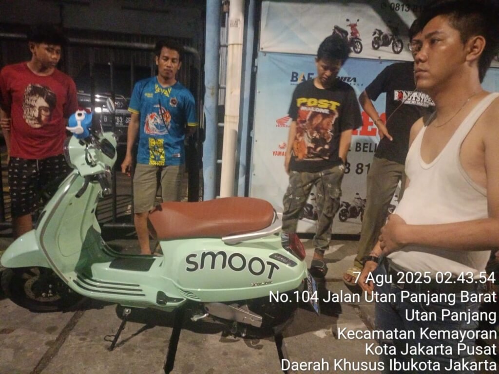 Portal Berita Indonesia dan Dunia Terkini Hari Ini, Update Harian Terbaru, Terlengkap, Tajam, Aktual dan Berimbang. Aksi Heroik Pengurus RT04/08 Utan Panjang Kemayoran Gagalkan Pecobaan Pencurian Motor Listrik - Teropong Rakyat