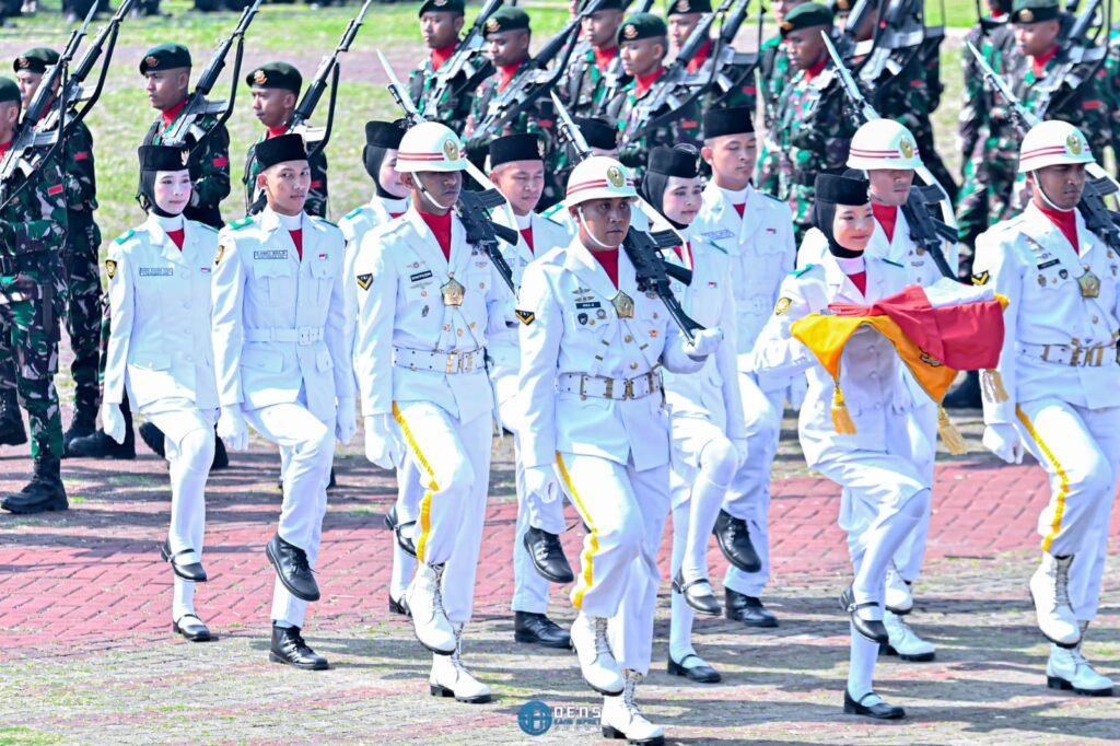 Portal Berita Indonesia dan Dunia Terkini Hari Ini, Update Harian Terbaru, Terlengkap, Tajam, Aktual dan Berimbang. Seorang Paskibra, Dirinya Memberikan Pesan Kepada Rekan Siswa Pelajar di HUT RI ke 80 - Teropong Rakyat