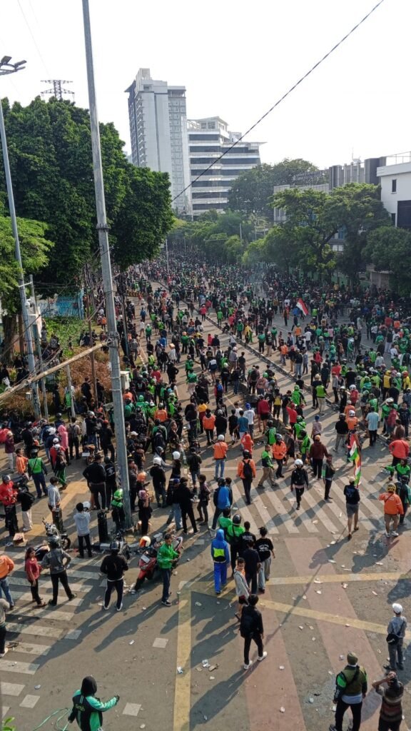 Ratusan Ojol Gelar Aksi Solidaritas, Antar Jenazah Rekan Mereka yang Tewas Terlindas Rantis Brimob - Teropong Rakyat