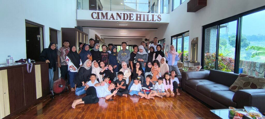 Portal Berita Indonesia dan Dunia Terkini Hari Ini, Update Harian Terbaru, Terlengkap, Tajam, Aktual dan Berimbang. Silaturahmi Keluarga Besar Heri Purwanto di Cimande Hills Penuh Kehangatan dan Kebahagiaan - Teropong Rakyat