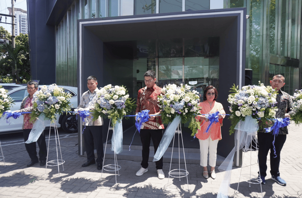 Perluas Jaringan ke Jawa Timur, Geely Auto Indonesia Resmikan Diler Pertama di Surabaya - Teropong Rakyat