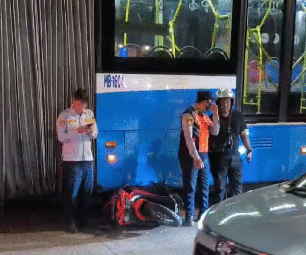 Motor Masuk Kolong Busway di Putar Balik Plumpang - Teropong Rakyat