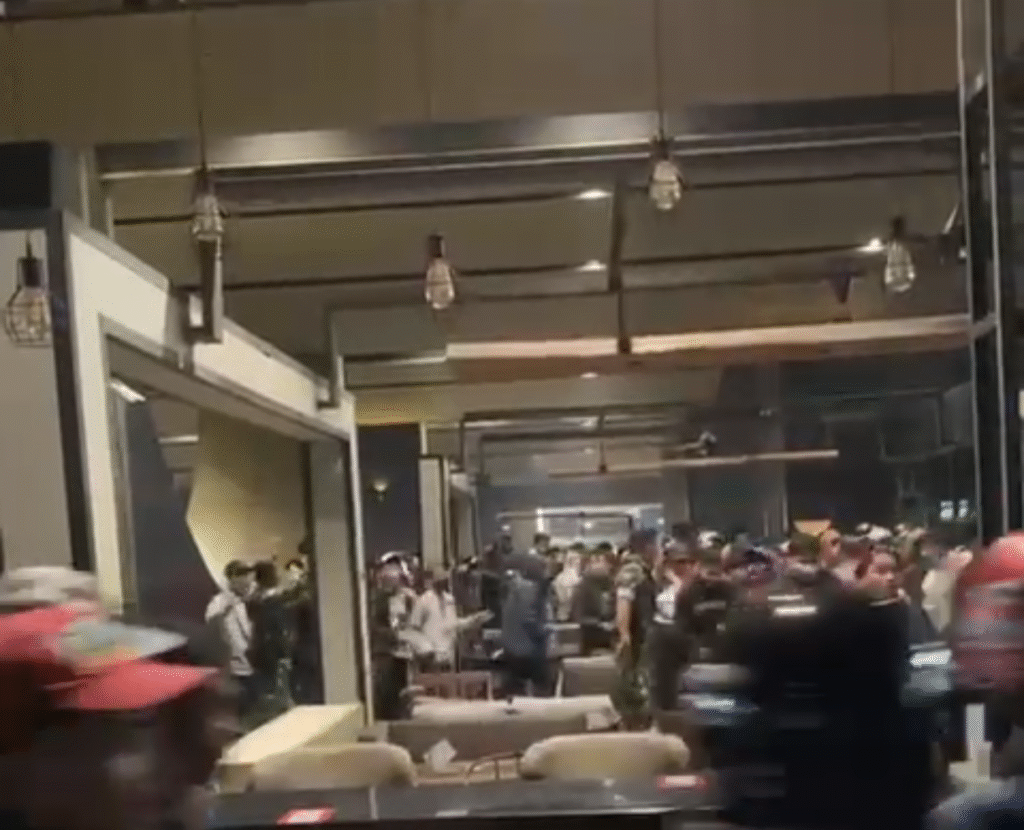 Portal Berita Indonesia dan Dunia Terkini Hari Ini, Update Harian Terbaru, Terlengkap, Tajam, Aktual dan Berimbang. Mal Atrium Senen Bantah Isu Penjarahan, Sebut Video yang Beredar Hoaks - Teropong Rakyat