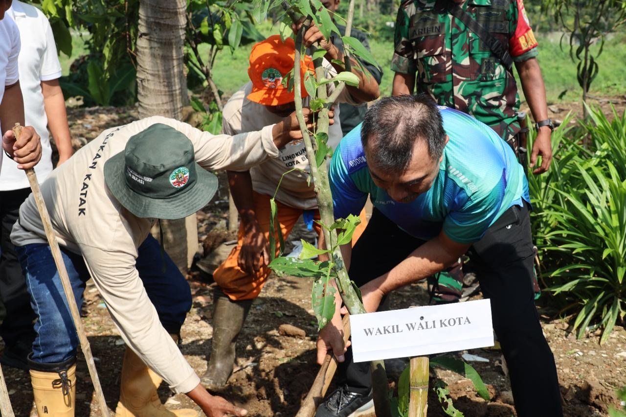 Harla Kejaksaan Ke 80, Wawali Harris Bobihoe dan Kajari Tanam Pohon Bersama