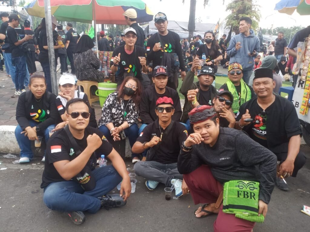 Portal Berita Indonesia dan Dunia Terkini Hari Ini, Update Harian Terbaru, Terlengkap, Tajam, Aktual dan Berimbang. Milad ke-24 FBR Hadir di Kota Tangerang, 10 Ribu Peserta Meriahkan Panggung Budaya Betawi - Teropong Rakyat