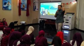 FOTO: pemimpin BRI Cabang Jakarta Hayam Wuruk, Riki Rinda Sakti saat memberikan sosialisasi Brillian Way kepada karyawannya. (Dok. teropongrakyat.co)
