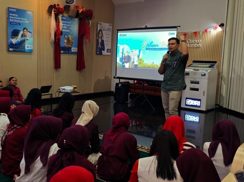 FOTO: pemimpin BRI Cabang Jakarta Hayam Wuruk, Riki Rinda Sakti saat memberikan sosialisasi Brillian Way kepada karyawannya. (Dok. teropongrakyat.co)