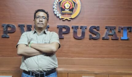 Dualisme PWI Usai, Kornel Tanggalkan Kursi Ketua PWI Jakbar - Teropong Rakyat