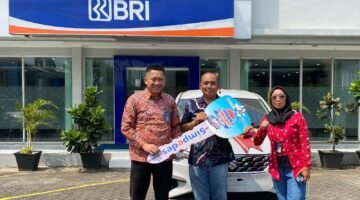 BRI Kanca Pondok Gede Serahkan Hadiah Grandprize Panen Hadiah Simpedes kepada Pemenang Undian PHS Periode 2 Tahun 2024