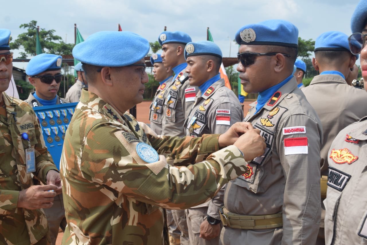 Portal Berita Indonesia dan Dunia Terkini Hari Ini, Update Harian Terbaru, Terlengkap, Tajam, Aktual dan Berimbang. Jaga Perdamaian dan Stabilitas Konflik di Afrika Tengah, Prajurit Kontingen Indonesia Terima Penghargaan Dunia - Teropong Rakyat