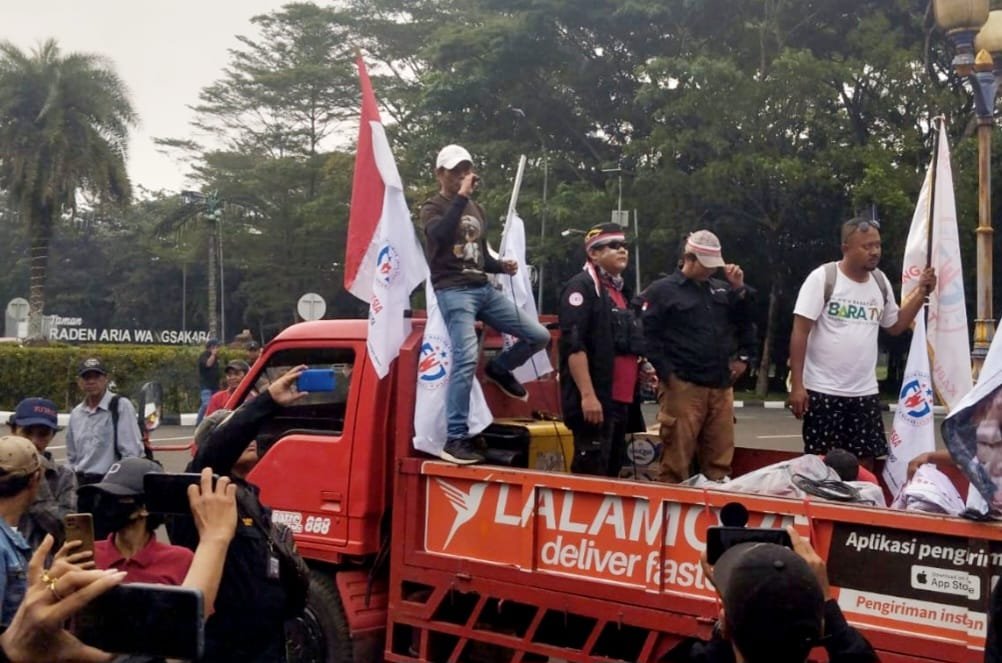 Ketika Pena Berpadu dengan Bendera: Eksistensi Pers yang Mirip LSM/Ormas dan Implikasinya pada Demokrasi - Teropong Rakyat