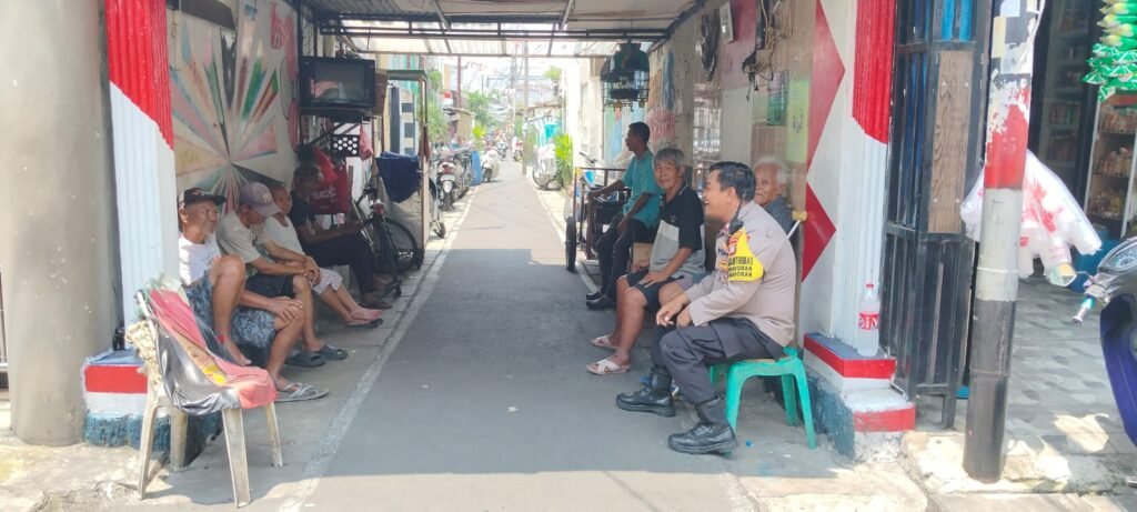 Portal Berita Indonesia dan Dunia Terkini Hari Ini, Update Harian Terbaru, Terlengkap, Tajam, Aktual dan Berimbang. Sambang Warga, Bhabinkamtibmas Ingatkan Pentingnya Kepedulian Lingkungan dan Keamanan - Teropong Rakyat