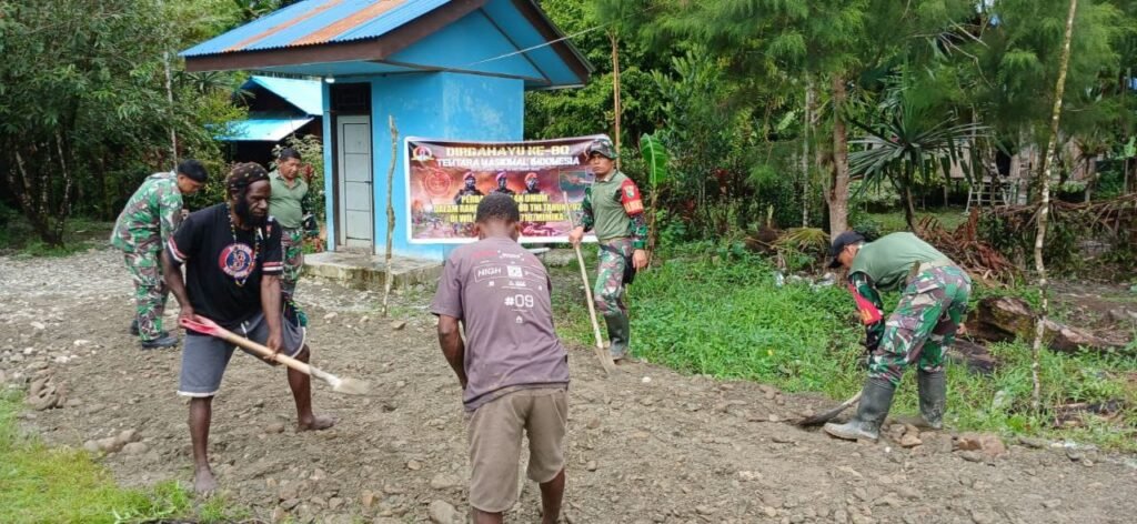 Portal Berita Indonesia dan Dunia Terkini Hari Ini, Update Harian Terbaru, Terlengkap, Tajam, Aktual dan Berimbang. Bakti Nyata Jelang HUT Ke-80 TNI, Kodim 1710/Mimika Perbaiki Jalan Kampung - Teropong Rakyat