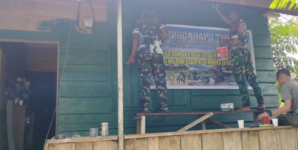 Portal Berita Indonesia dan Dunia Terkini Hari Ini, Update Harian Terbaru, Terlengkap, Tajam, Aktual dan Berimbang. Bantu Warga Kurang Mampu Jelang Peringatan HUT Ke-80 TNI, Kodim 1710/Mimika Perbaiki Rumah Tidak Layak Huni - Teropong Rakyat