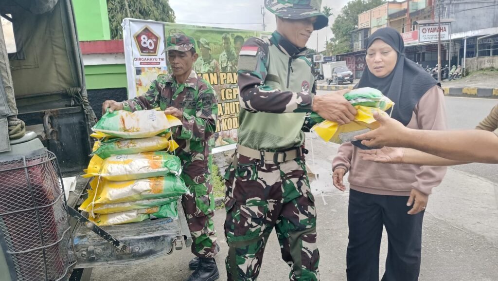 Jaga Kestabilan Harga Beras, Para Babinsa Dari Kodim 1710/Mimika Bekerja Sama Dengan Perum Bulog Terus Menjual Beras SPHP Untuk Warga Mimika - Teropong Rakyat
