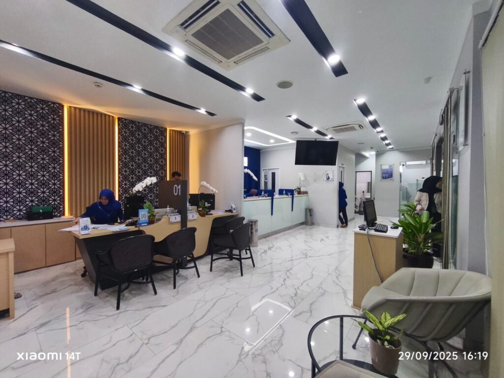 Portal Berita Indonesia dan Dunia Terkini Hari Ini, Update Harian Terbaru, Terlengkap, Tajam, Aktual dan Berimbang. Wajah baru Branch Office Artha Gading semangat baru untuk meningkatkan kenyamanan bagi nasabah - Teropong Rakyat