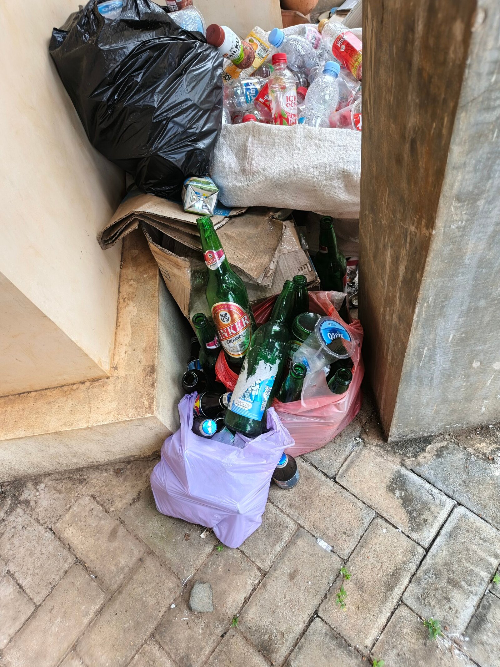 Kantor Desa Rajakwesi Diduga Jadi Tempat Pesta Miras Alkohol, Integritas Kepala Desa Dipertanyakan - Teropong Rakyat