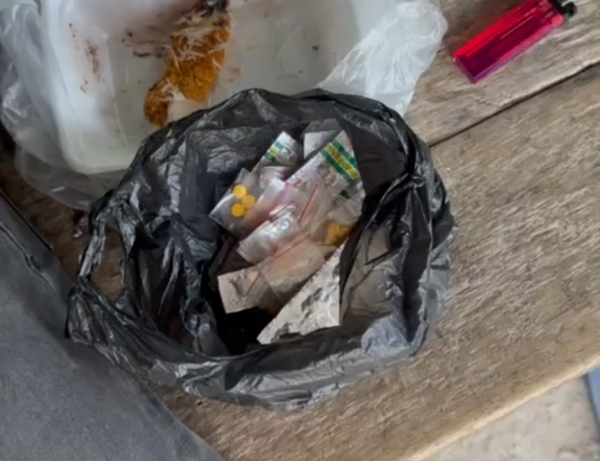 Portal Berita Indonesia dan Dunia Terkini Hari Ini, Update Harian Terbaru, Terlengkap, Tajam, Aktual dan Berimbang. Penjualan Obat Keras Terbatas Tak Tersentuh Hukum, Pedagang Terang-Terangan Layani COD - Teropong Rakyat