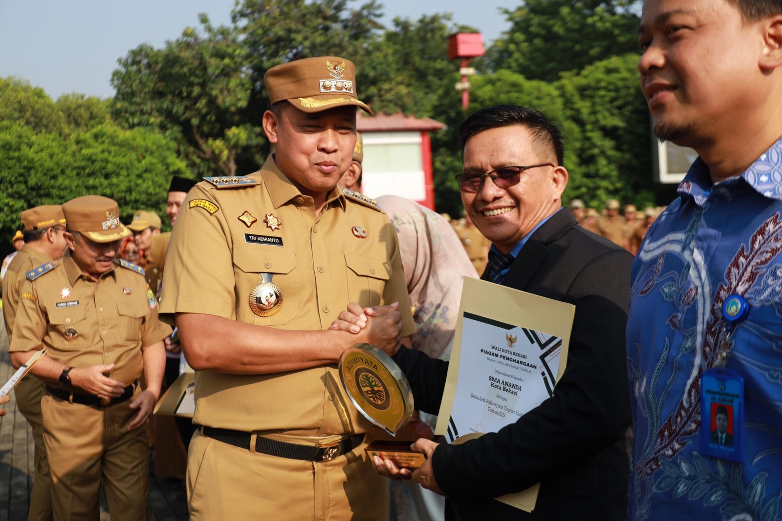 Pemerintah Kota Bekasi Serahkan Penghargaan Sekolah Adiwiyata Tahun 2025
