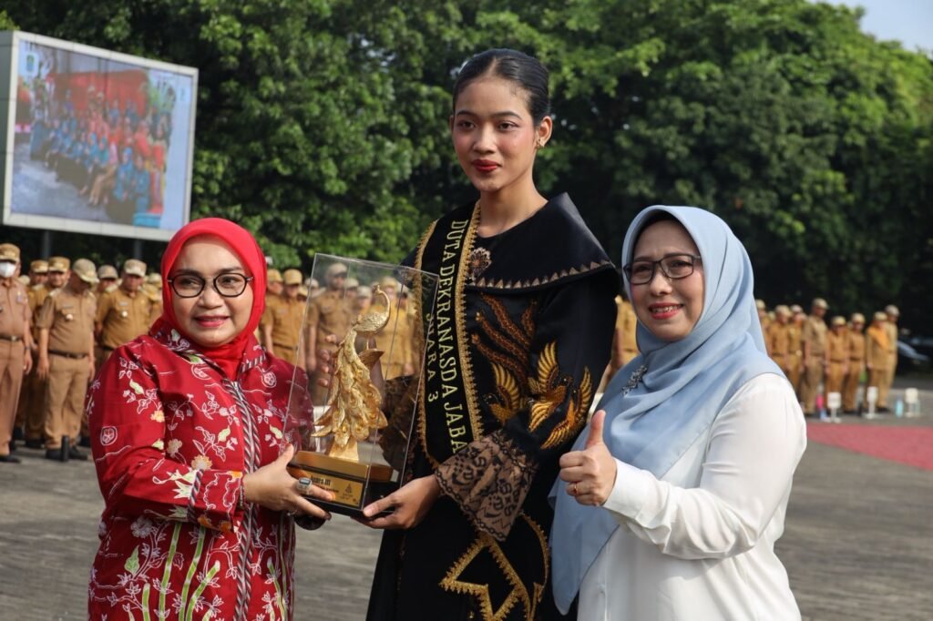 Apel Pagi, Wali Kota Serahkan Beberapa Penghargaan dan Lepas Atlet HAORNAS. - Teropong Rakyat