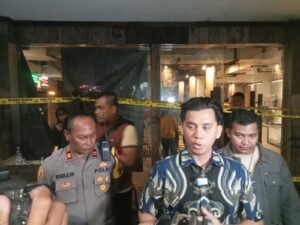 Portal Berita Indonesia dan Dunia Terkini Hari Ini, Update Harian Terbaru, Terlengkap, Tajam, Aktual dan Berimbang. Pasca Penusukan di Kafe Bmart Kemayoran, Polisi Gelar Olah TKP - Teropong Rakyat