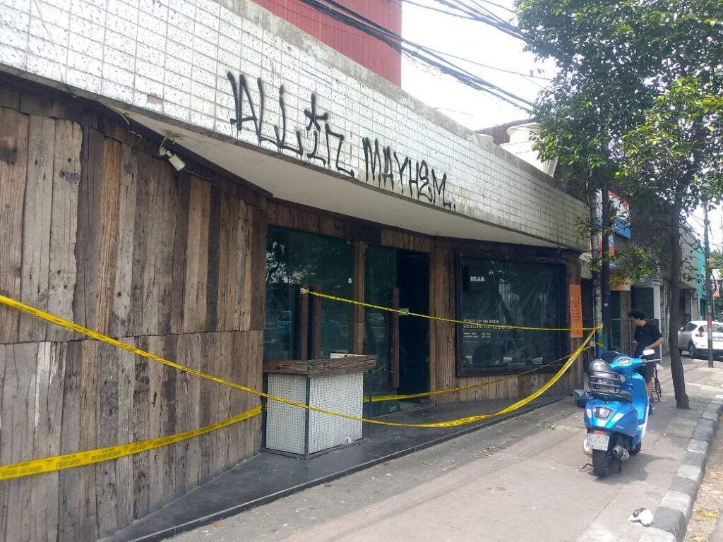 Portal Berita Indonesia dan Dunia Terkini Hari Ini, Update Harian Terbaru, Terlengkap, Tajam, Aktual dan Berimbang. Tak Sekadar Omong, Kasat Reskrim Pasang Police Line kembali di Kafe Bmart - Teropong Rakyat