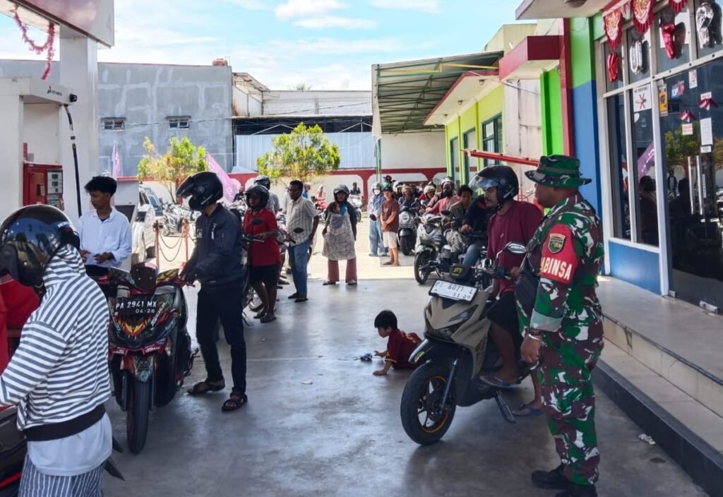 Portal Berita Indonesia dan Dunia Terkini Hari Ini, Update Harian Terbaru, Terlengkap, Tajam, Aktual dan Berimbang. Bantu Kelancaran Operasional Saat Kelangkaan BBM, Babinsa Koramil 1710-02/Timika Bantu Tertibkan Antrian Di SPBU - Teropong Rakyat