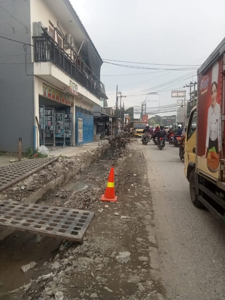 Portal Berita Indonesia dan Dunia Terkini Hari Ini, Update Harian Terbaru, Terlengkap, Tajam, Aktual dan Berimbang. Diduga Tak Transparan, Nama Proyek PUPR di Babakan Madang Tak Sesuai dengan Pelaksanaan - Teropong Rakyat