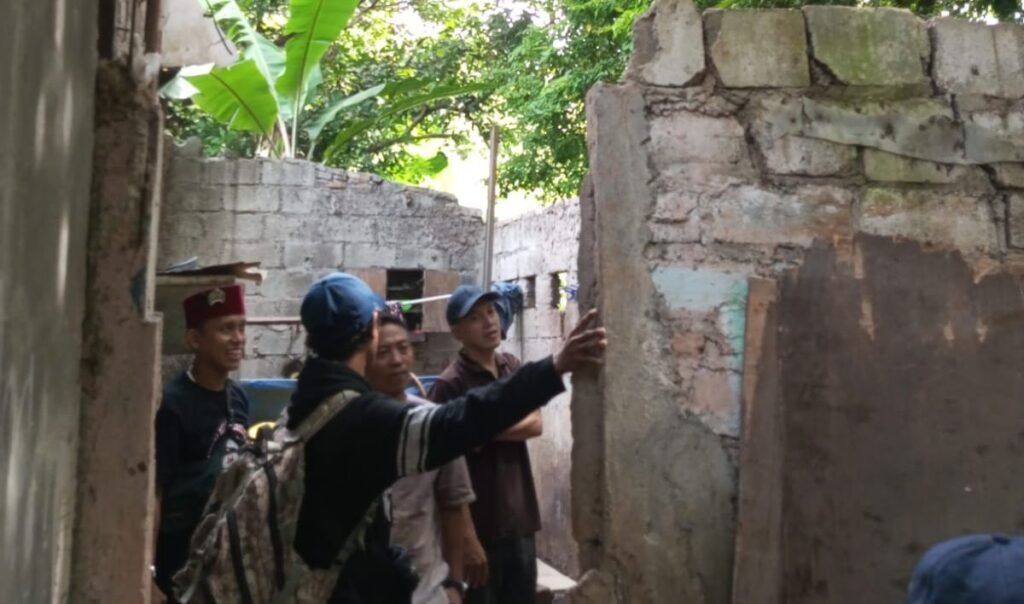 Kisah Pilu di Jatiluhur: Rumah Warga Ambruk Akibat Proyek Mangkrak, Pemkot Bekasi Dinilai Abai - Teropong Rakyat