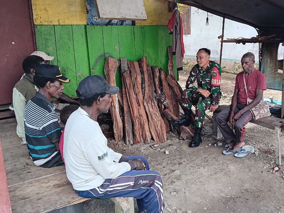 Bahas Keamanan dan Pembangunan, Babinsa Koramil Mapurujaya Laksanakan Komsos dengan Kepala Kampung Hiripau - Teropong Rakyat