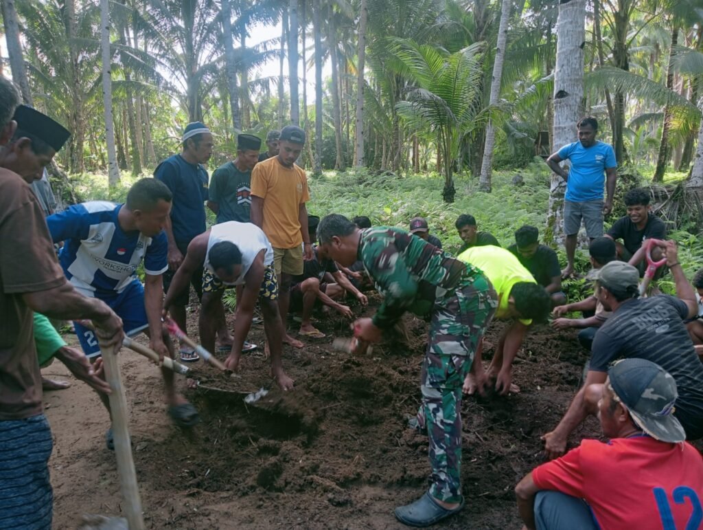 Portal Berita Indonesia dan Dunia Terkini Hari Ini, Update Harian Terbaru, Terlengkap, Tajam, Aktual dan Berimbang. Di Tengah Kesibukan Membangun, Satgas TMMD Kodim 1505/Tidore Tetap Peduli Warga Berduka - Teropong Rakyat