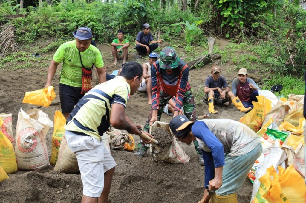 Portal Berita Indonesia dan Dunia Terkini Hari Ini, Update Harian Terbaru, Terlengkap, Tajam, Aktual dan Berimbang. Satgas TMMD Kodim 1505/Tidore Bersama Warga Gotong Royong Ambil Material Pasir Untuk Pembangunan Lapangan Bola Voli - Teropong Rakyat