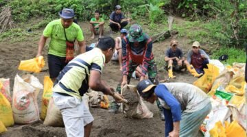 Satgas TMMD Kodim 1505/Tidore Bersama Warga Gotong Royong Ambil Material Pasir Untuk Pembangunan Lapangan Bola Voli