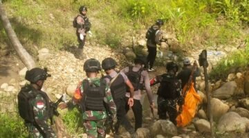 Aksi Sigap Prajurit Kodim 1715/Yahukimo Mengevakuasi Para Pendulang Emas Yang Menjadi Korban Pembunuhan oleh OPM di wilayah Yahukimo