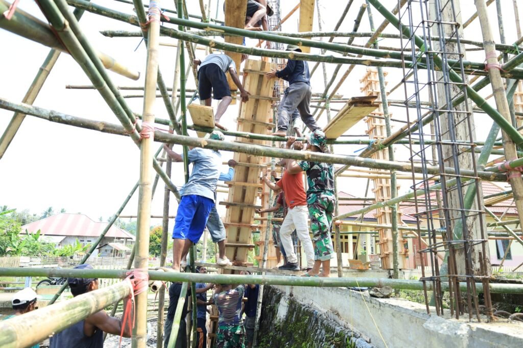 Portal Berita Indonesia dan Dunia Terkini Hari Ini, Update Harian Terbaru, Terlengkap, Tajam, Aktual dan Berimbang. Penuh Semangat, Satgas TMMD Kodim 1505/Tidore dan Warga Gotong Royong Angkat Papan Mal Masjid - Teropong Rakyat