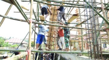 Penuh Semangat, Satgas TMMD Kodim 1505/Tidore dan Warga Gotong Royong Angkat Papan Mal Masjid